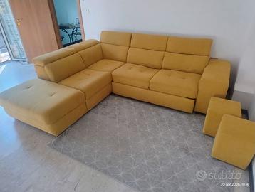 Divano angolare con pouf e vano contenitore