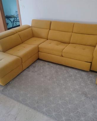 Divano angolare con pouf e vano contenitore