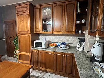 Cucina in legno fi ciliegio e piano in granito