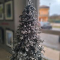 Albero di Natale innevato