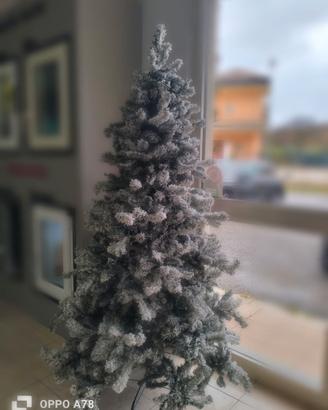Albero di Natale innevato