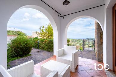 Trilocale con giardino privato e veranda vista mar