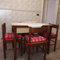 tavolo da cucina con quattro sedie