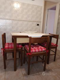 tavolo da cucina con quattro sedie