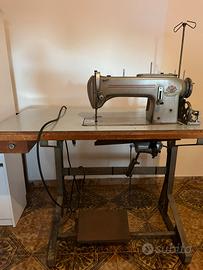 Macchina da cucire pfaff con tavolo.