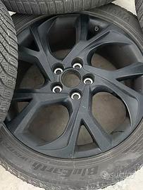 Cerchi in lega Toyota con gomme da neve