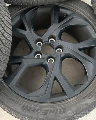 Cerchi in lega Toyota con gomme da neve