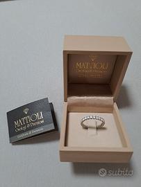 Anello veretta in oro bianco e zirconi