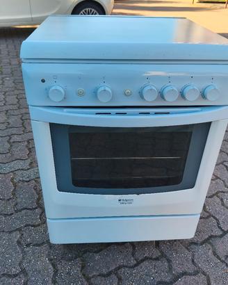 CUCINA A GAS CON FORNO ELETTRICO E GAS ARISTON 
