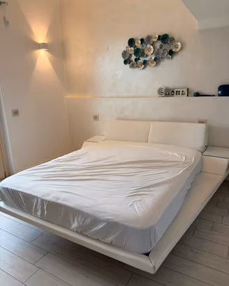 Letto matrimoniale sospeso