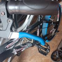 BMX con modifiche blu