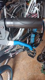 BMX con modifiche blu