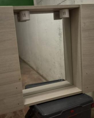 Mobiletto da bagno con specchio