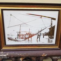 quadro in ceramica rappresentante capanni con reti