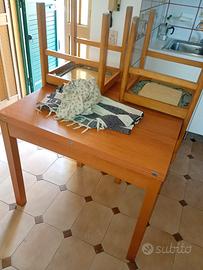 N°2 tavoli cucina con sedie