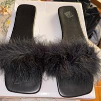 sandalo ciabatta nero con pelo