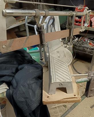 Sega taglia zoccoli e legno
