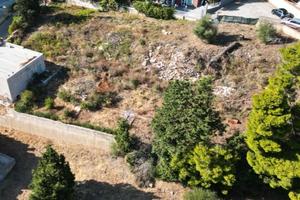 Villetta da ristrutturare e terreno edificabile 