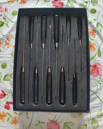Set coltelli con manico damascato 