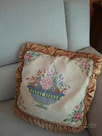 Cuscino vintage accuratamente ricamato a mano 