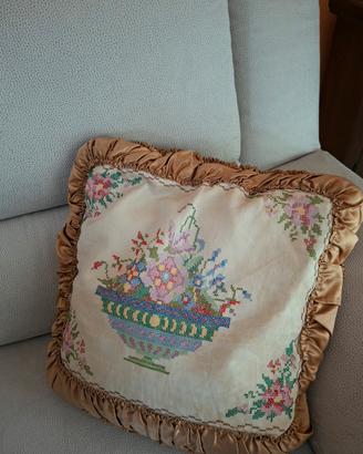 Cuscino vintage accuratamente ricamato a mano 