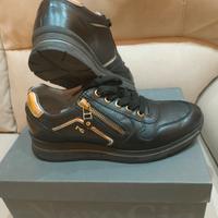 Sneakers Nero Giardini in vera pelle nero/oro. 