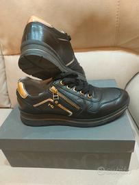 Sneakers Nero Giardini in vera pelle nero/oro. 