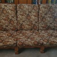 Divano tre posti con due poltrone