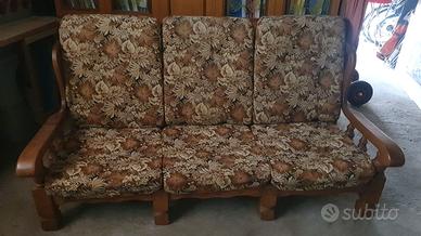 Divano tre posti con due poltrone