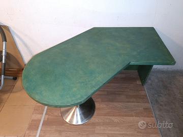 Tavolo angolare con gamba centrale