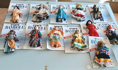 Bambole di porcellana con costumi tradizionali