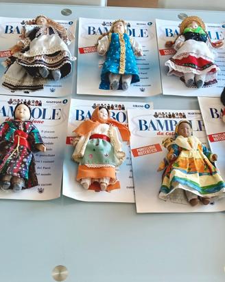 Bambole di porcellana con costumi tradizionali