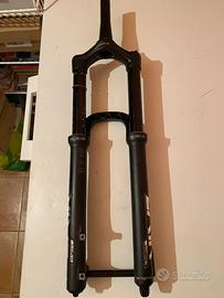 Lyrik 27.5 forcella 180 escursione