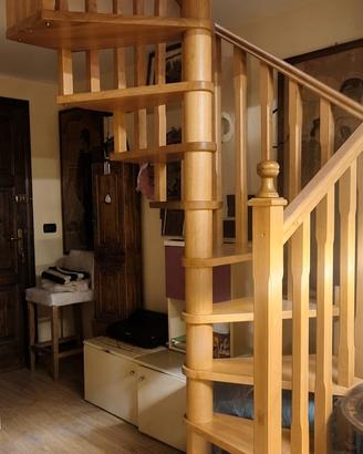Scala a chiocciola  in legno  su misira