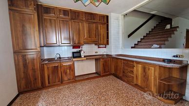 CUCINA IN LEGNO MASSELLO, TOP IN GRANITO