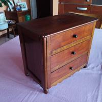 Modellini di mobili in legno