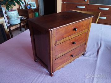 Modellini di mobili in legno