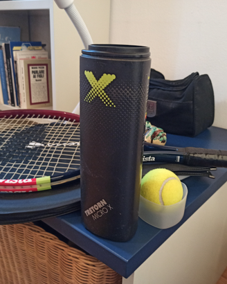 Racchetta e palline da tennis