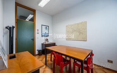 CAPANNONE INDUSTRIALE DI 1900 Mq CON CORTE ESCLUSI