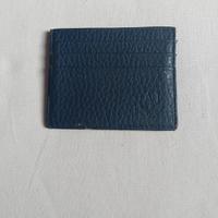 portacarte in pelle blu con una trama martellata e