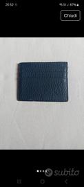 portacarte in pelle blu con una trama martellata e