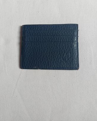 portacarte in pelle blu con una trama martellata e