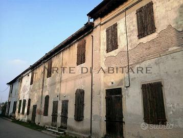 Casa indipendente di 700 m² con più di 5 locali a 