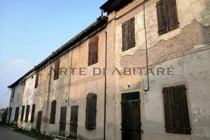 Casa indipendente di 700 m² con più di 5 locali a 