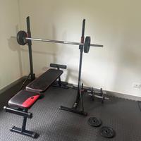 Panca piana inclinabile con bilanciere e manubri