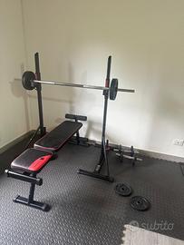 Panca piana inclinabile con bilanciere e manubri