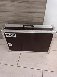 BOSS GT100 pedaliera multieffetto con case THON 