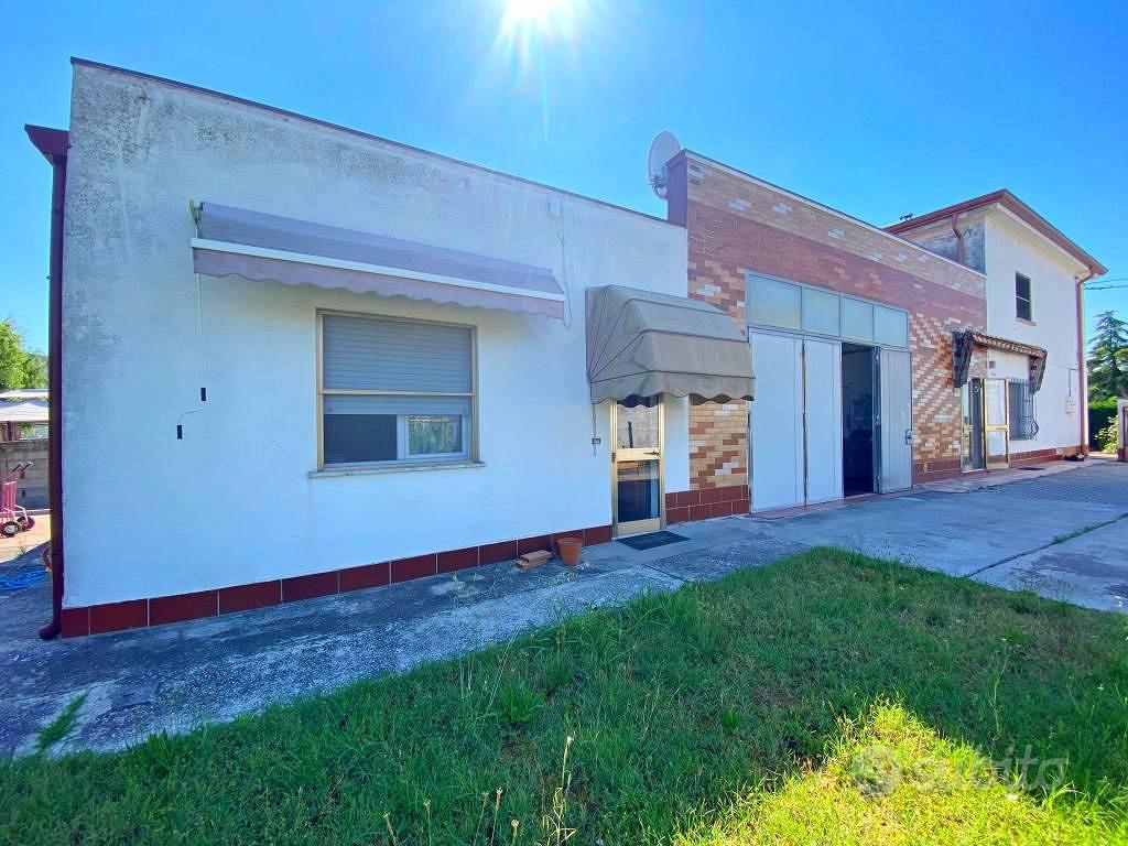 Villa di 253 m² con più di 5 locali a Ferrara