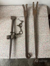 Attrezzi agricoli antichi in ferro battuto