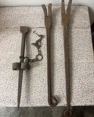 Attrezzi agricoli antichi in ferro battuto